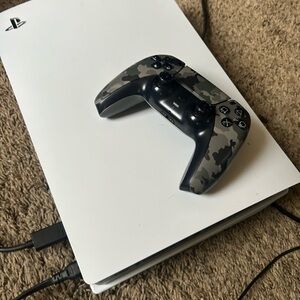 PlayStation 5 disc&digital comes with two camflaouge controllers